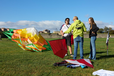IX Certamen- Exhibición Solidaria de Vuelo de Cometas en la estación de autobuses de Pamplona