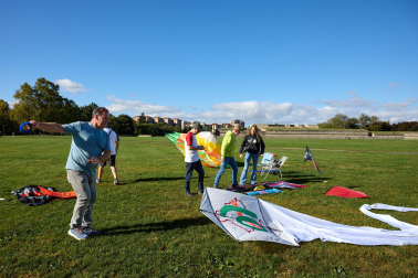 IX Certamen- Exhibición Solidaria de Vuelo de Cometas en la estación de autobuses de Pamplona