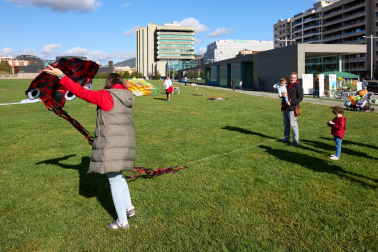 IX Certamen- Exhibición Solidaria de Vuelo de Cometas en la estación de autobuses de Pamplona