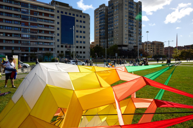 IX Certamen- Exhibición Solidaria de Vuelo de Cometas en la estación de autobuses de Pamplona