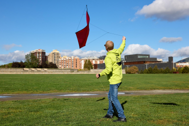 IX Certamen- Exhibición Solidaria de Vuelo de Cometas en la estación de autobuses de Pamplona