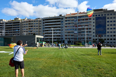 IX Certamen- Exhibición Solidaria de Vuelo de Cometas en la estación de autobuses de Pamplona