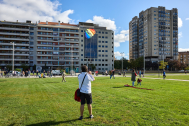 IX Certamen- Exhibición Solidaria de Vuelo de Cometas en la estación de autobuses de Pamplona