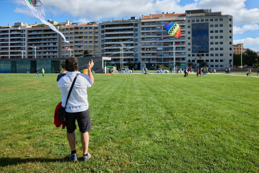 IX Certamen- Exhibición Solidaria de Vuelo de Cometas en la estación de autobuses de Pamplona