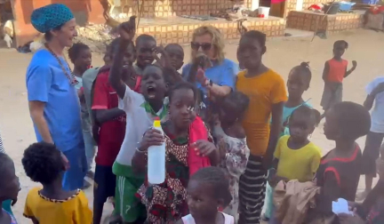 Un grupo de niños de la ciudad senegalesa de Saint Louis ha protagonizado un vídeo en el que cantan y animan a Osasuna. En compañía de dos cooperantes sanitarias navarras de la ONG Hope&Progress, dirigida por el doctor Carlos Bardají, los menores sonríen mientras entonan el ‘Osasuna nunca se rinde’.