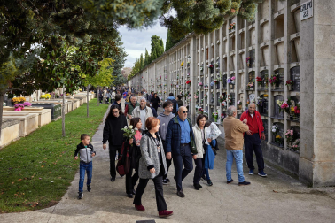 Fotos de la celebración de Todos los Santos en el cementerio de Pamplona. /