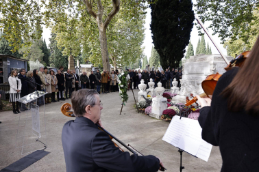 Fotos de la celebración de Todos los Santos en el cementerio de Pamplona. /
