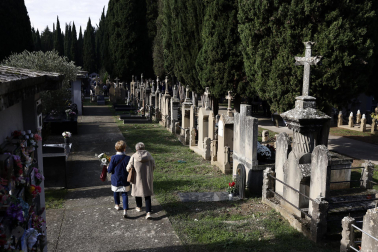 Fotos de la celebración de Todos los Santos en el cementerio de Pamplona. /