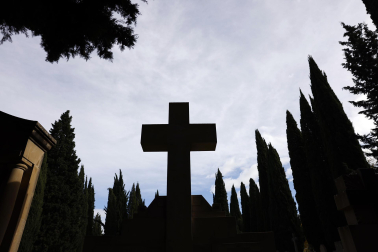Fotos de la celebración de Todos los Santos en el cementerio de Pamplona. /