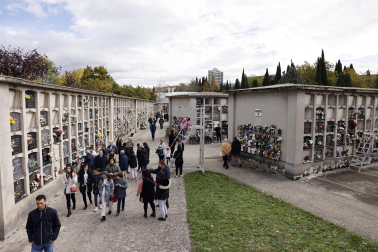 Fotos de la celebración de Todos los Santos en el cementerio de Pamplona. /