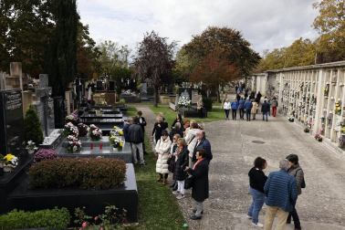 Fotos de la celebración de Todos los Santos en el cementerio de Pamplona. /