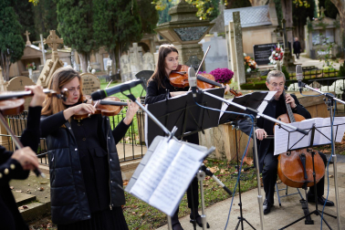 Fotos de la celebración de Todos los Santos en el cementerio de Pamplona. /