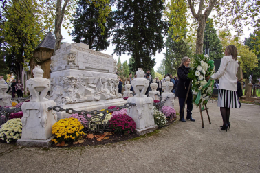 Fotos de la celebración de Todos los Santos en el cementerio de Pamplona. /