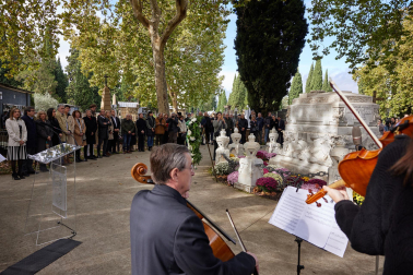 Fotos de la celebración de Todos los Santos en el cementerio de Pamplona. /