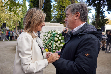 Fotos de la celebración de Todos los Santos en el cementerio de Pamplona. /