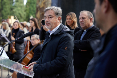 Fotos de la celebración de Todos los Santos en el cementerio de Pamplona. /