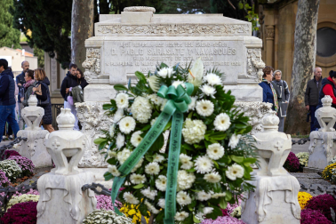 Fotos de la celebración de Todos los Santos en el cementerio de Pamplona. /