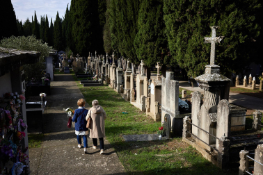 Fotos de la celebración de Todos los Santos en el cementerio de Pamplona. /