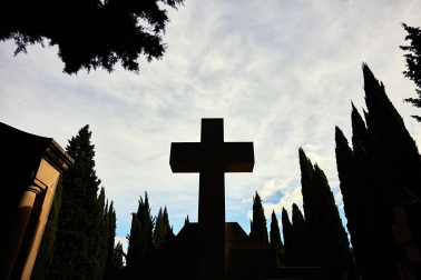 Fotos de la celebración de Todos los Santos en el cementerio de Pamplona. /