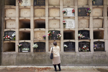 Fotos de la celebración de Todos los Santos en el cementerio de Pamplona. /