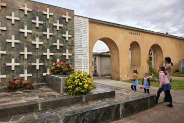 Fotos de la celebración de Todos los Santos en el cementerio de Pamplona. /