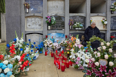 Fotos de la celebración de Todos los Santos en el cementerio de Pamplona. /