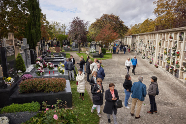 Fotos de la celebración de Todos los Santos en el cementerio de Pamplona. /