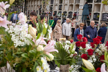 Fotos de la celebración de Todos los Santos en el cementerio de Pamplona. /