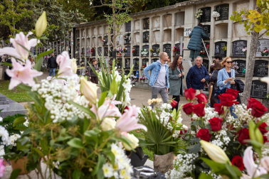 Fotos de la celebración de Todos los Santos en el cementerio de Pamplona. /