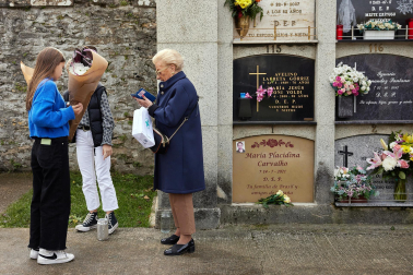 Fotos de la celebración de Todos los Santos en el cementerio de Pamplona. /