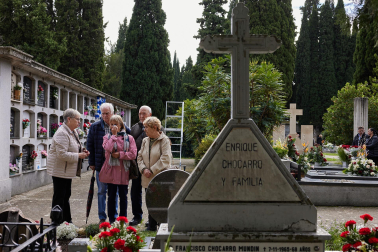 Fotos de la celebración de Todos los Santos en el cementerio de Pamplona. /