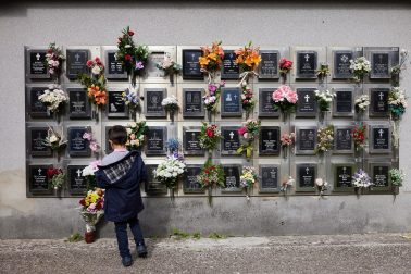 Fotos de la celebración de Todos los Santos en el cementerio de Pamplona. /
