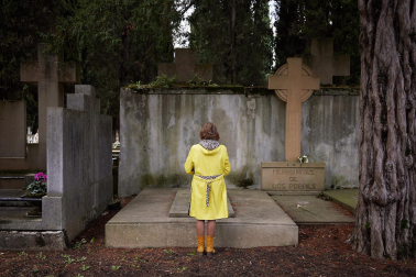 Fotos de la celebración de Todos los Santos en el cementerio de Pamplona. /
