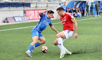 Adrián Roncal, del Valle de Egüés, trata de marcharse del capitán del Teruel durante el choque