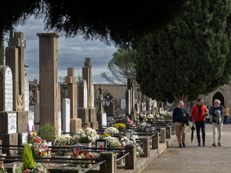 Visita de los fieles al cementerio de Estella el 1 de noviembre