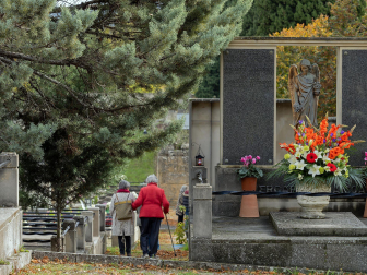 Visita de los fieles al cementerio de Estella el 1 de noviembre