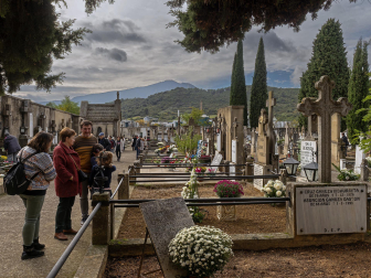 Visita de los fieles al cementerio de Estella el 1 de noviembre