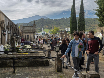 Visita de los fieles al cementerio de Estella el 1 de noviembre