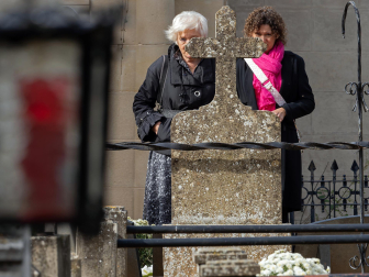 Visita de los fieles al cementerio de Estella el 1 de noviembre