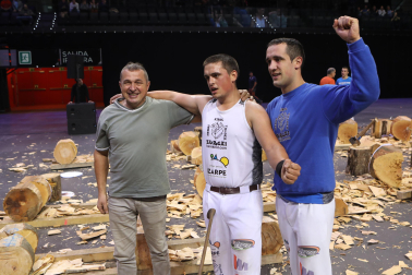 Xuban Kañamares, en el centro de la imagen, junto con su padre y su hermano Oier.