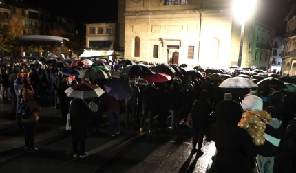 Multitud de gente a las puertas de la iglesia donde se ofició el funeral