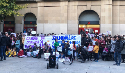 Vídeo con las protestas en Pamplona de madres y padres contra la jornada escolar partida
