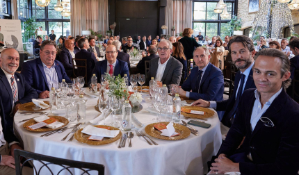 De izquierda a derecha, Juan Cruz Cigudosa (consejero de Universidad), Cayo Martínez (Conservas Viuda de Cayo), Carlos Fernández Valdivielso (secretario general de CEN), José Pedro Salcedo (Conservas El Navarrico), José Manuel Erro (director general del grupo La Información), Carlos Sánchez Mittelbrun y Eduardo López (Gvtarra)