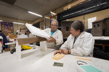 Trabajos en la Asociación de Belenistas de Pamplona a principios de noviembre de 2023