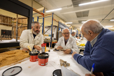 Trabajos en la Asociación de Belenistas de Pamplona a principios de noviembre de 2023