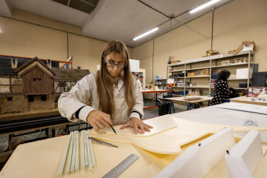Trabajos en la Asociación de Belenistas de Pamplona a principios de noviembre de 2023