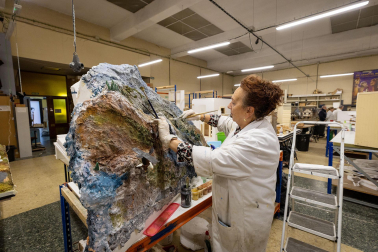 Trabajos en la Asociación de Belenistas de Pamplona a principios de noviembre de 2023