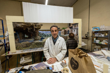 Trabajos en la Asociación de Belenistas de Pamplona a principios de noviembre de 2023