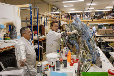 Trabajos en la Asociación de Belenistas de Pamplona a principios de noviembre de 2023