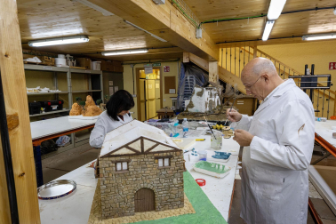 Trabajos en la Asociación de Belenistas de Pamplona a principios de noviembre de 2023